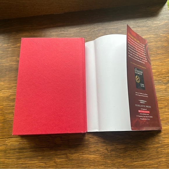 3/$20💥 Catching Fire by Suzanne Collings Fiction Literary Hardcover Book - Picture 14 of 15